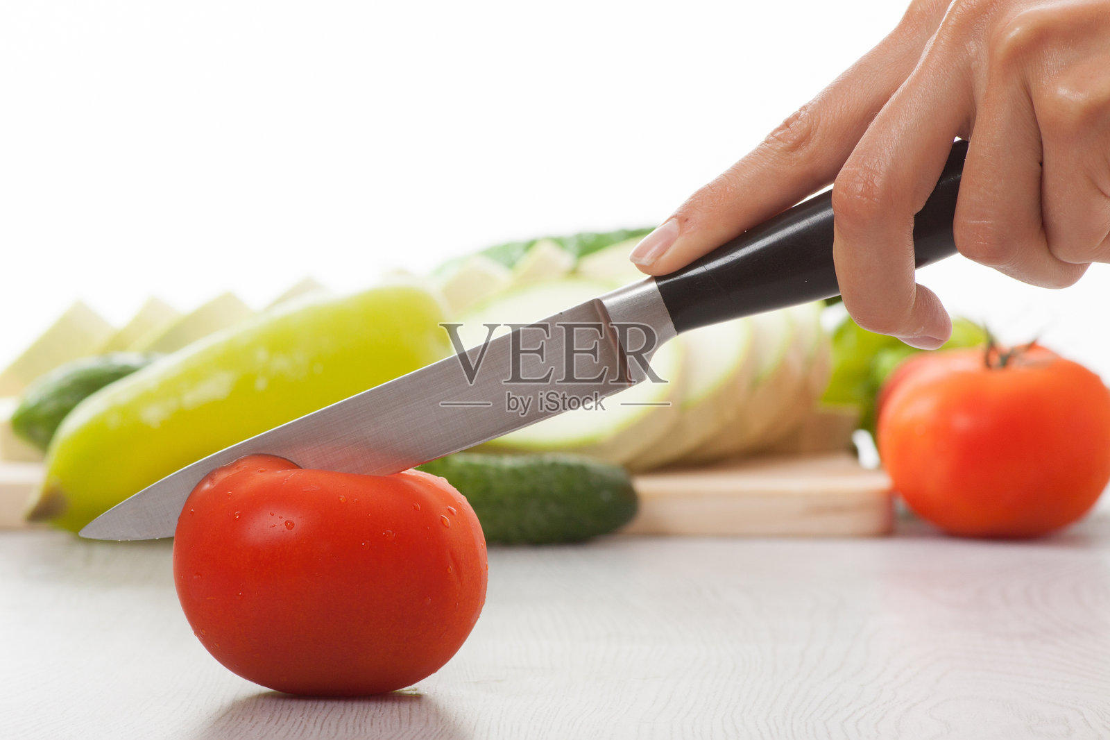 女性用刀，切西红柿照片摄影图片