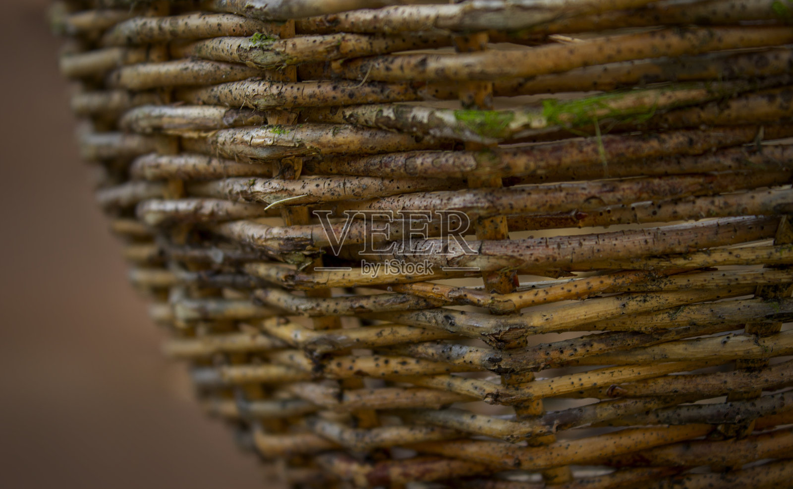 老柳条吊篮靠近照片摄影图片