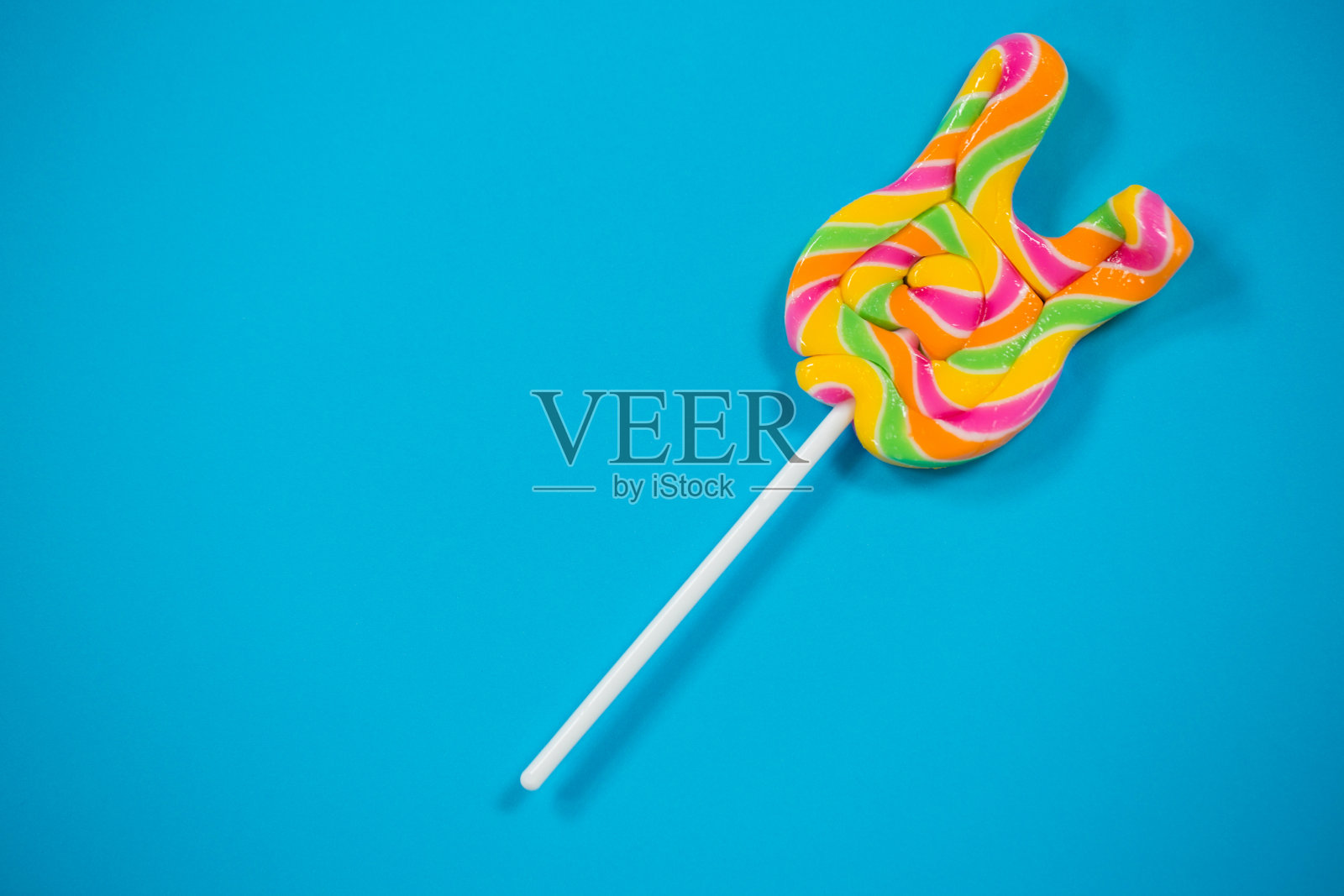 蓝色背景上的棒棒糖照片摄影图片