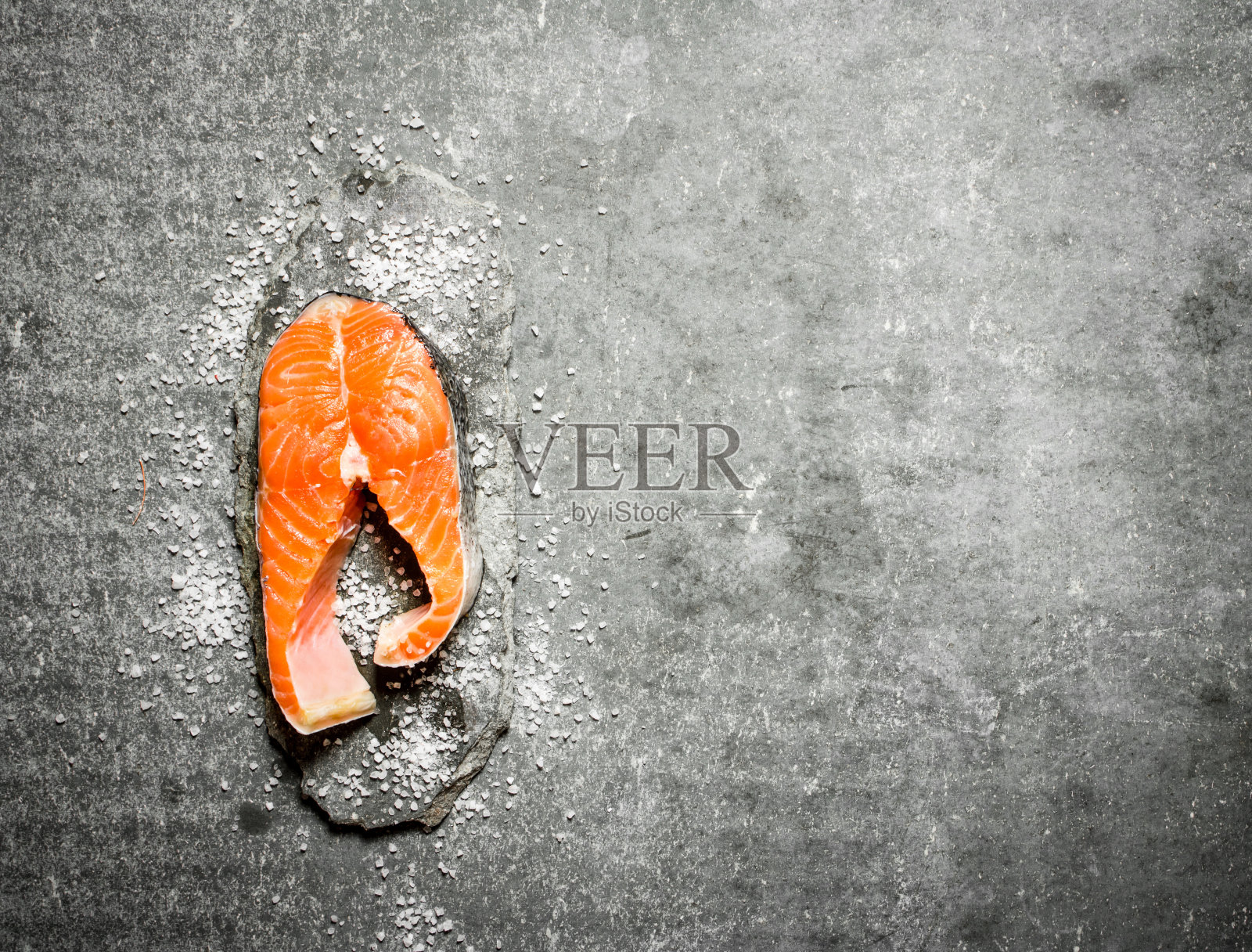 加盐的生鳟鱼片。照片摄影图片