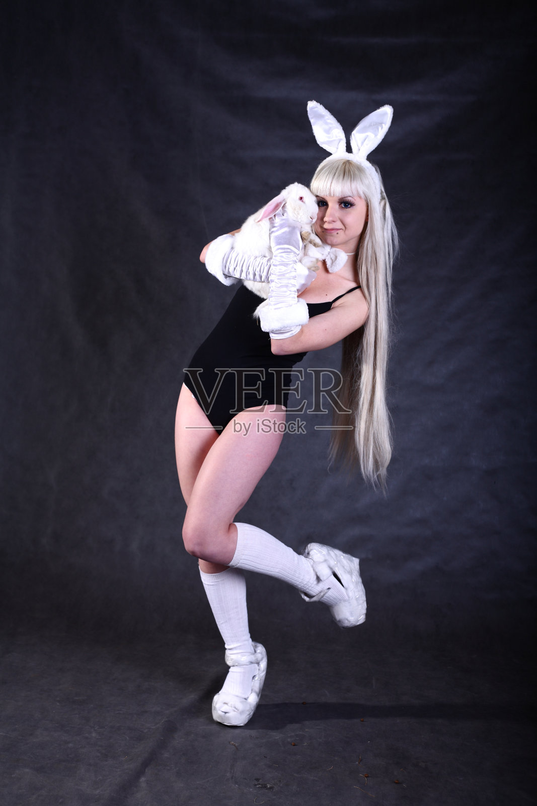 女孩打扮成兔子在工作室拍摄照片摄影图片
