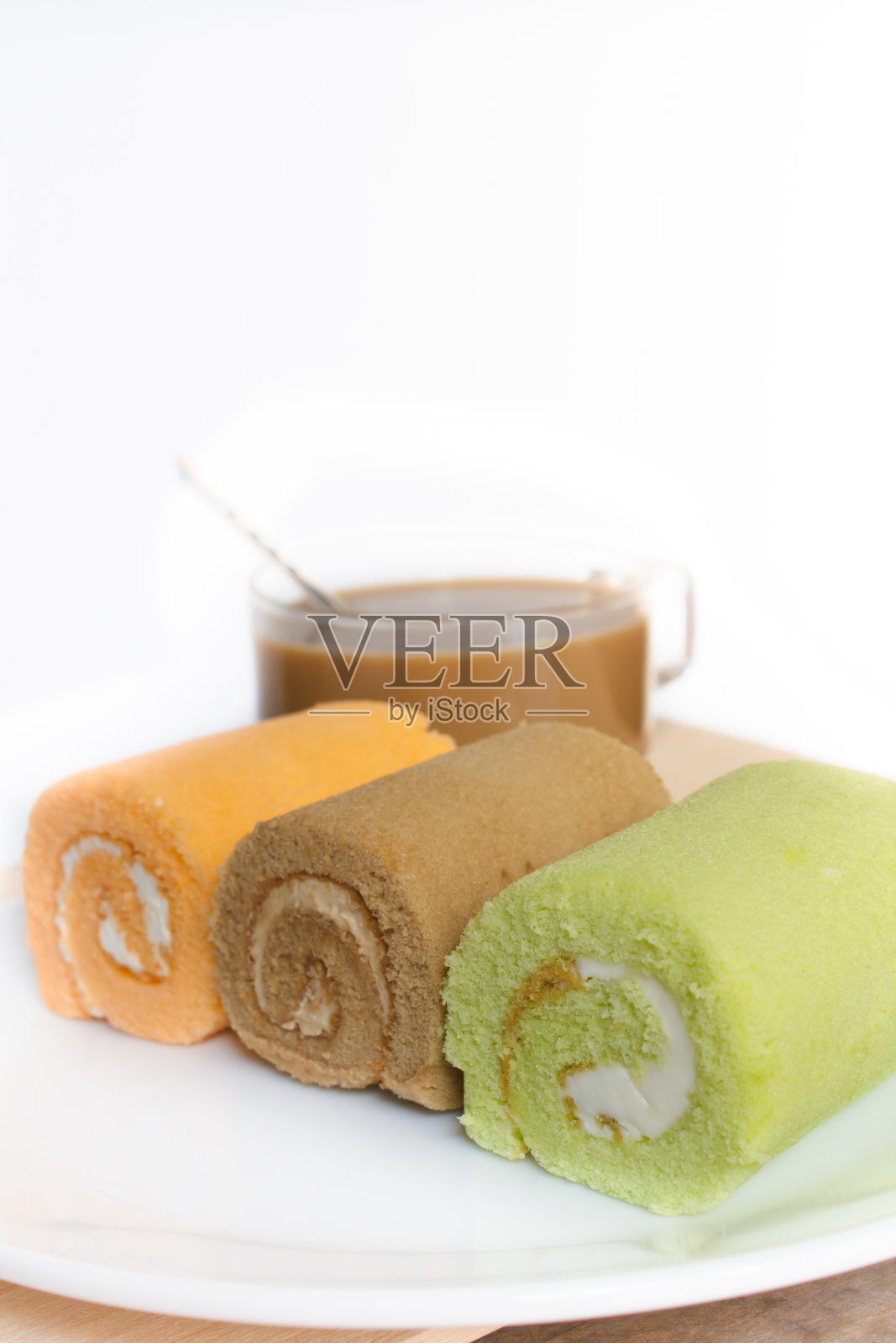 果酱瑞士卷饼三种口味。照片摄影图片