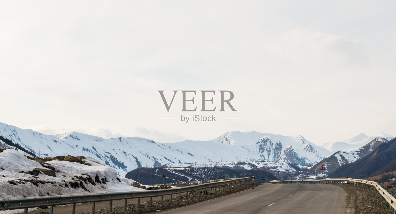 高加索山脉和令人惊叹的云彩照片摄影图片