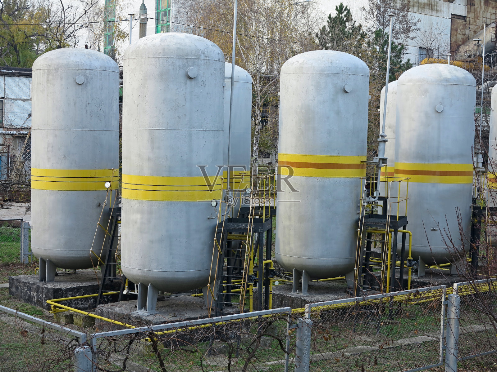 旧的工业化学品储罐照片摄影图片