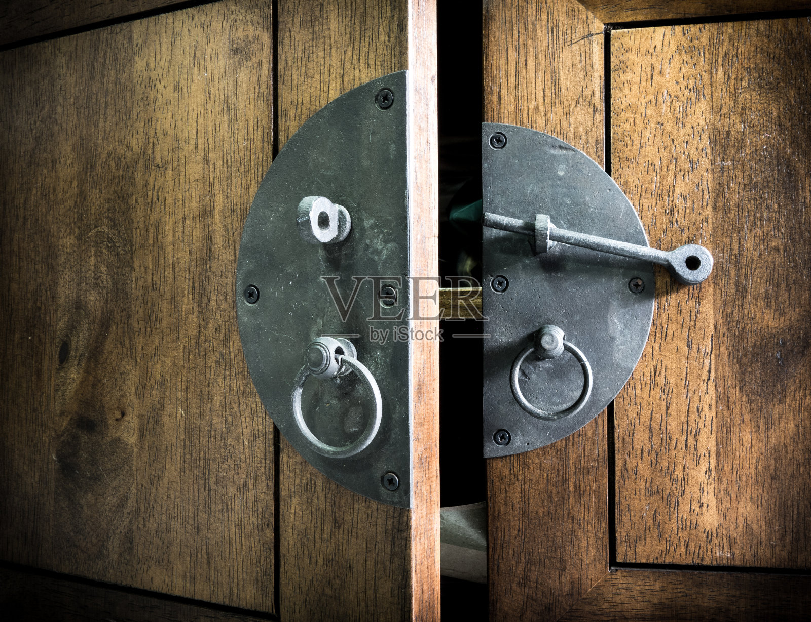 近距离-老式黑色门闩在木头上照片摄影图片