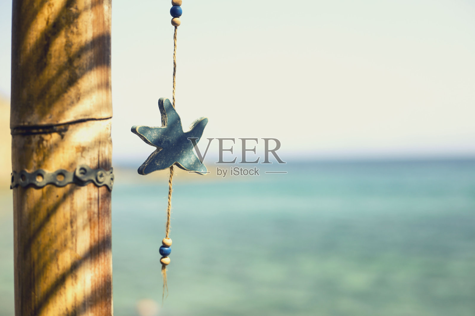 海滩上的阳伞上挂着蓝星照片摄影图片