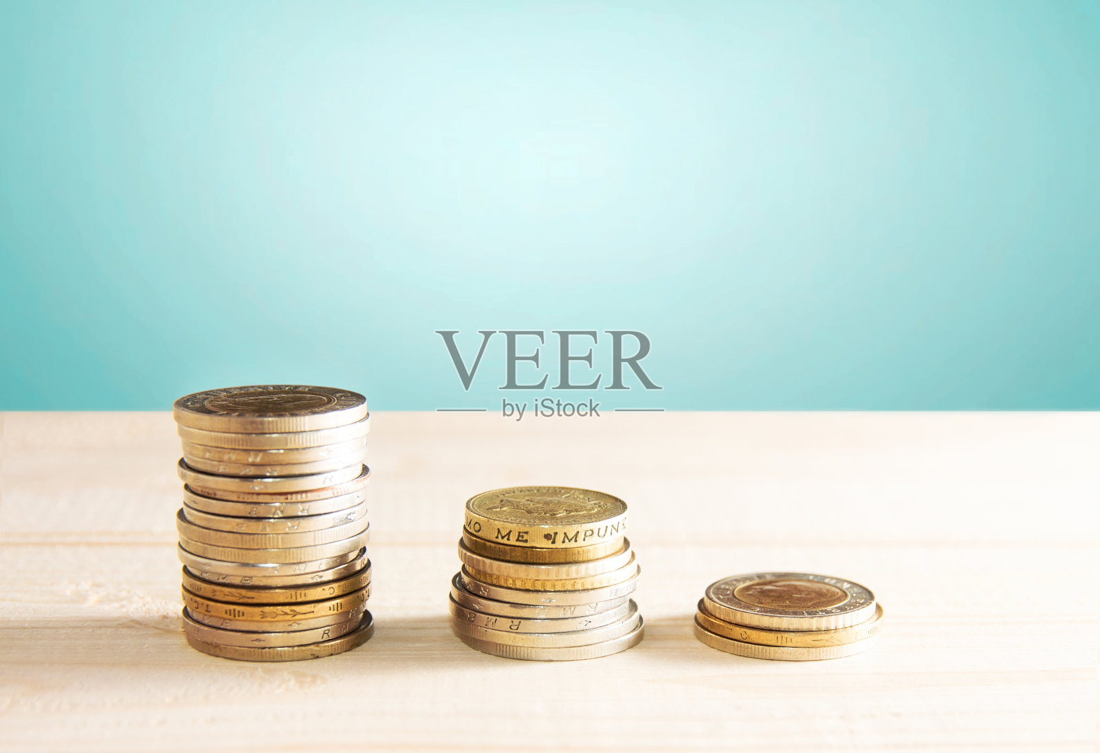 桌子上有许多硬币。照片摄影图片