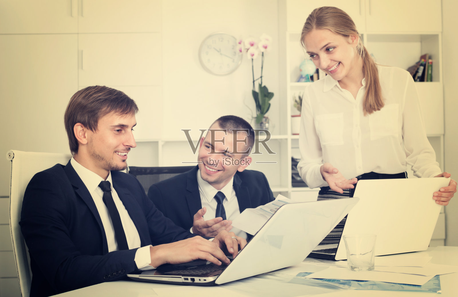 办公室里有笔记本电脑的商务同事照片摄影图片