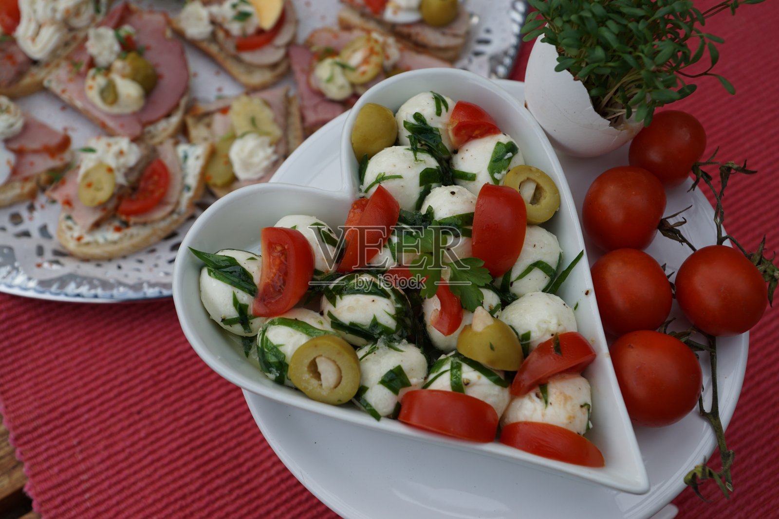 家乡菜。开胃菜:马苏里拉奶酪和番茄照片摄影图片