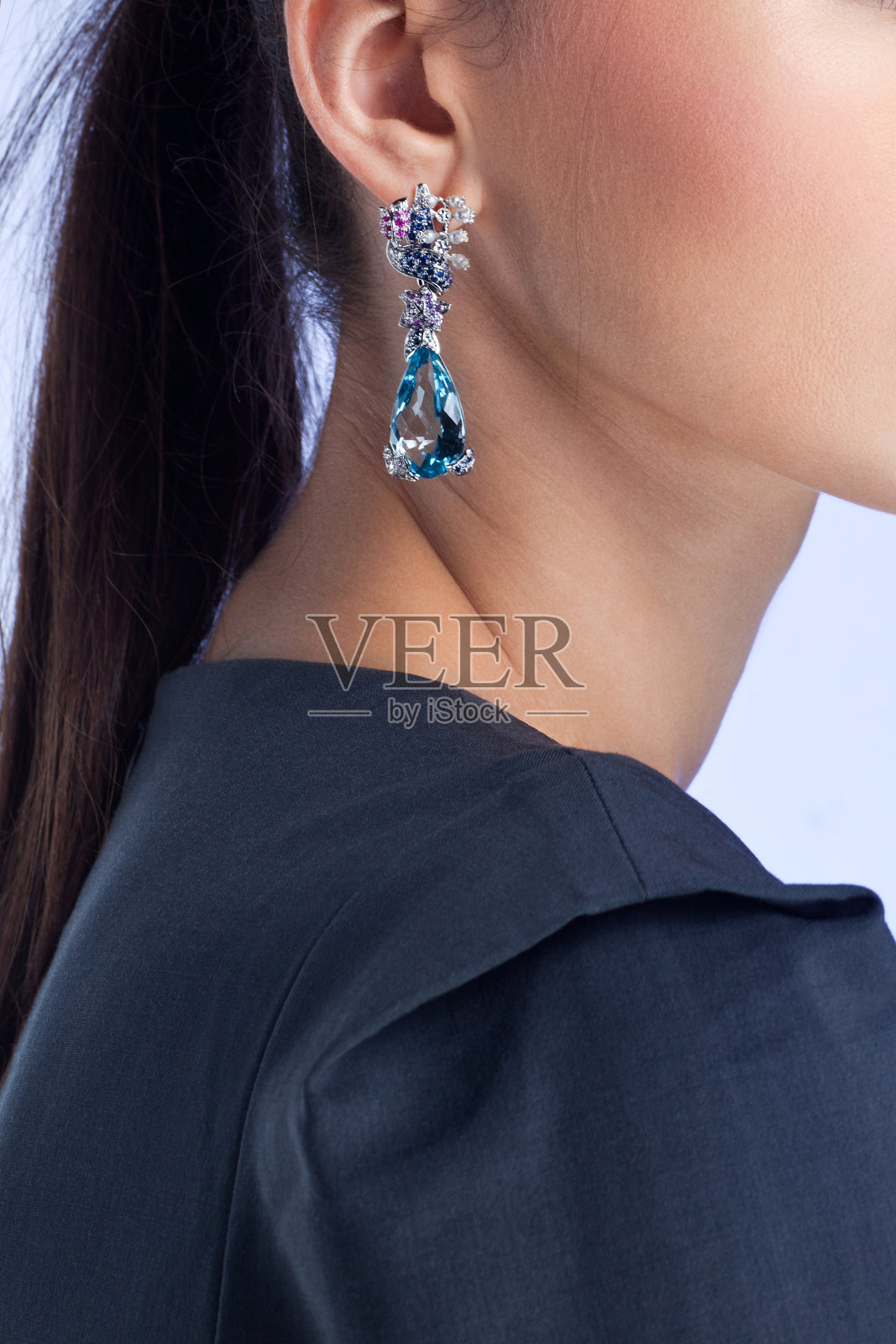 戴着高级珠宝的女人肖像照片摄影图片