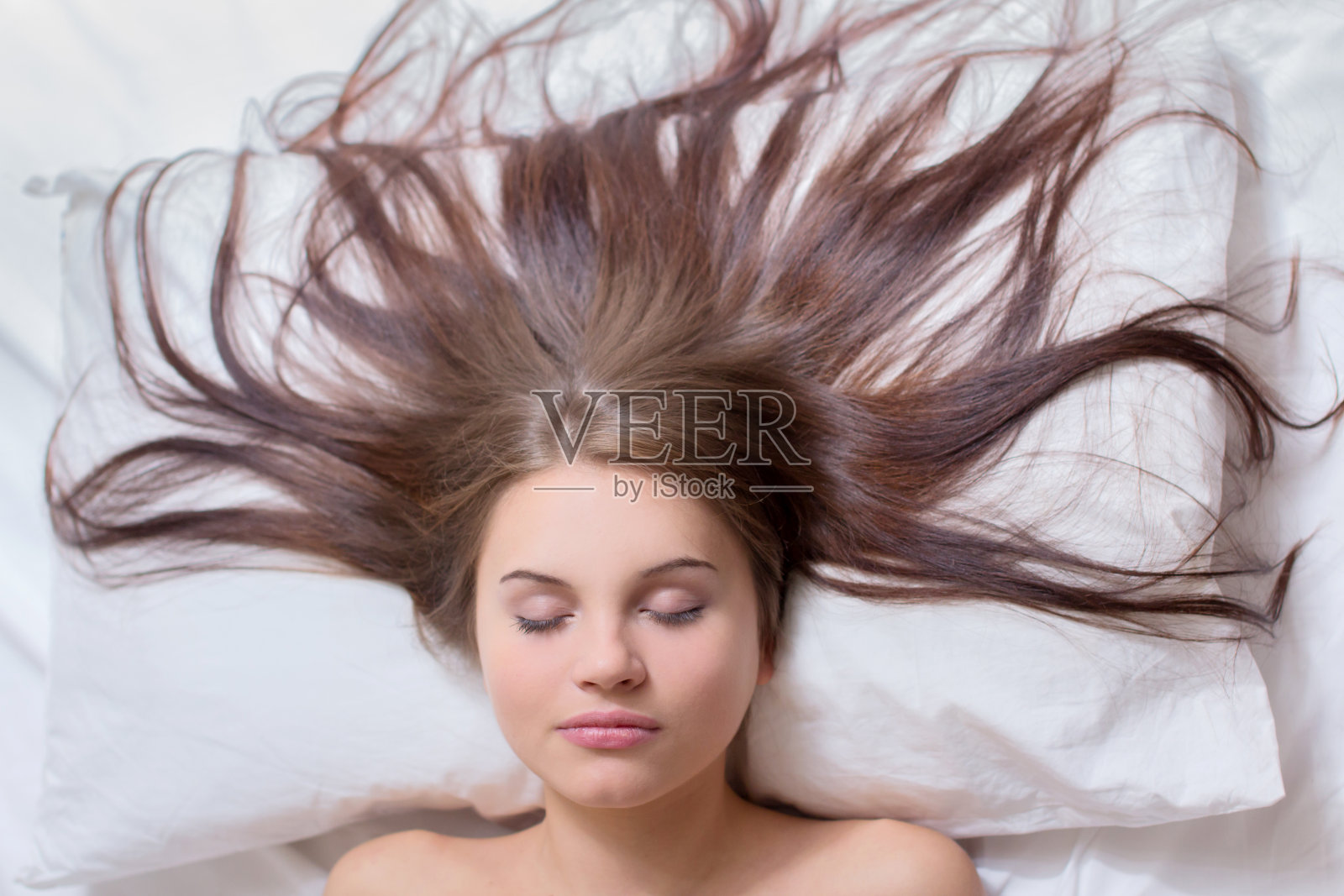 女人睡觉照片摄影图片