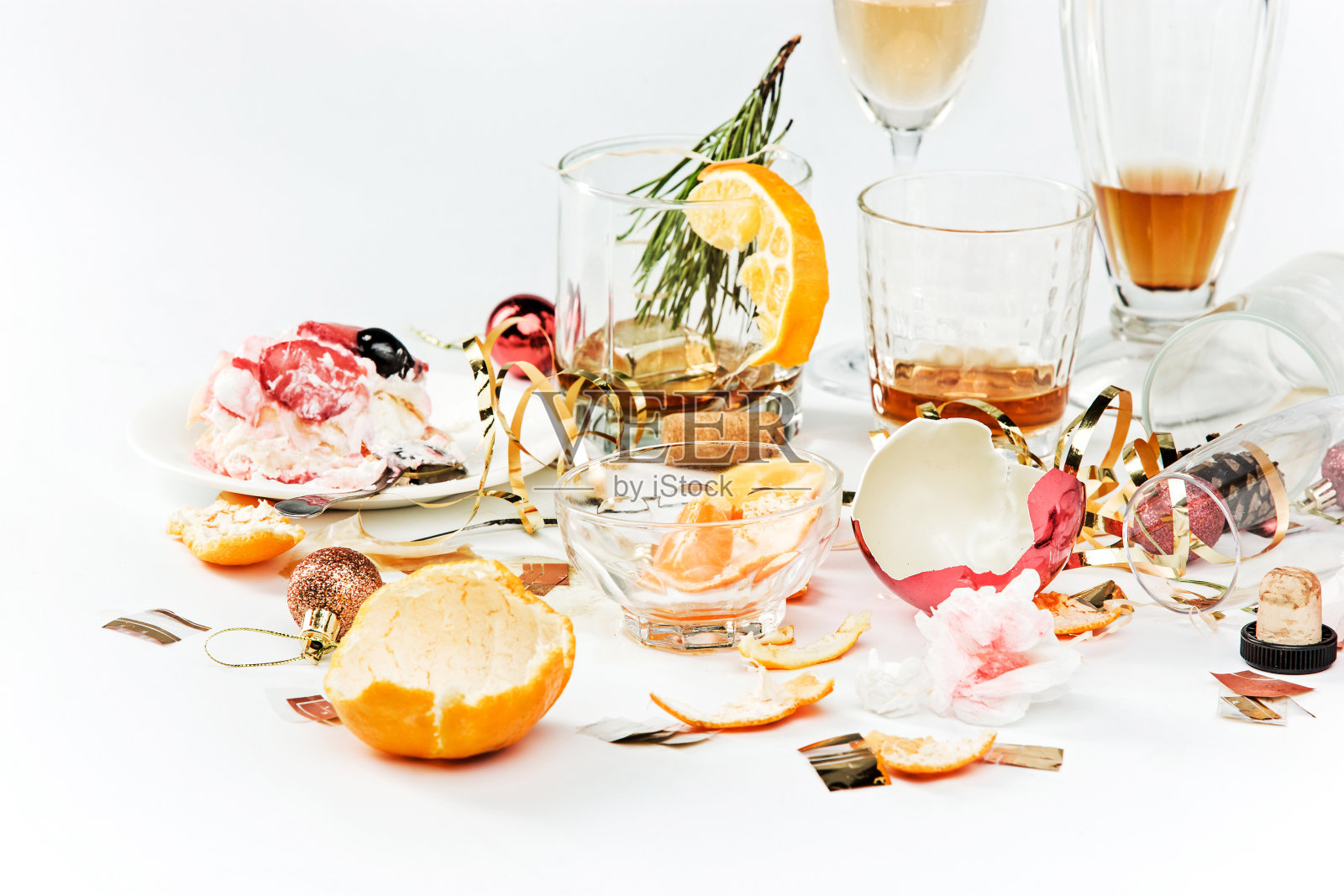 圣诞节后的早晨，餐桌上摆满了酒和剩菜照片摄影图片