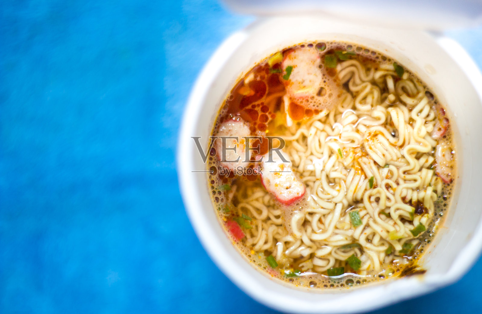 背景是蓝色的方便面照片摄影图片