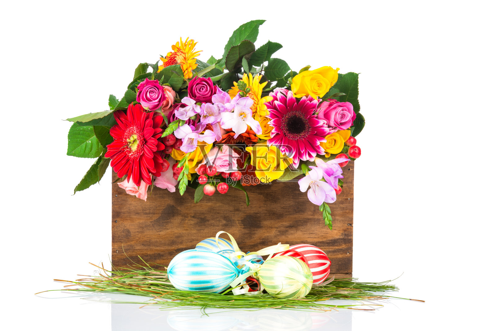 白色背景上有花的复活节彩蛋。照片摄影图片