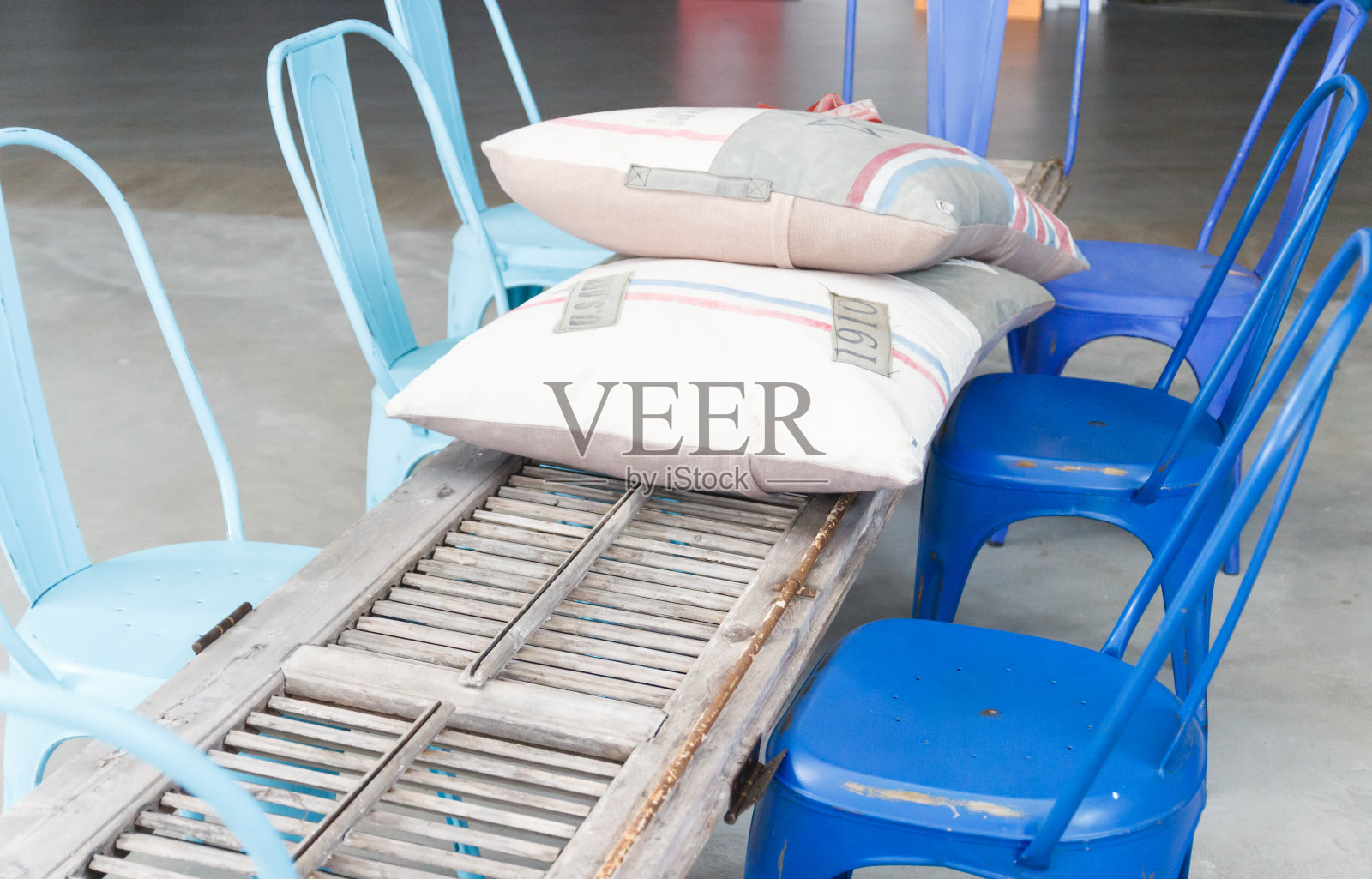 蓝色金属椅子和旧的木制门板照片摄影图片