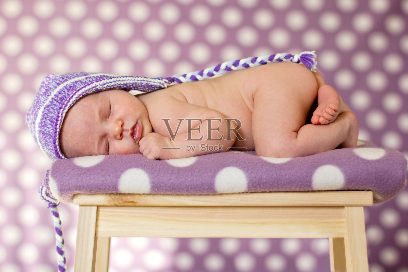 小女孩坐在椅子上照片摄影图片