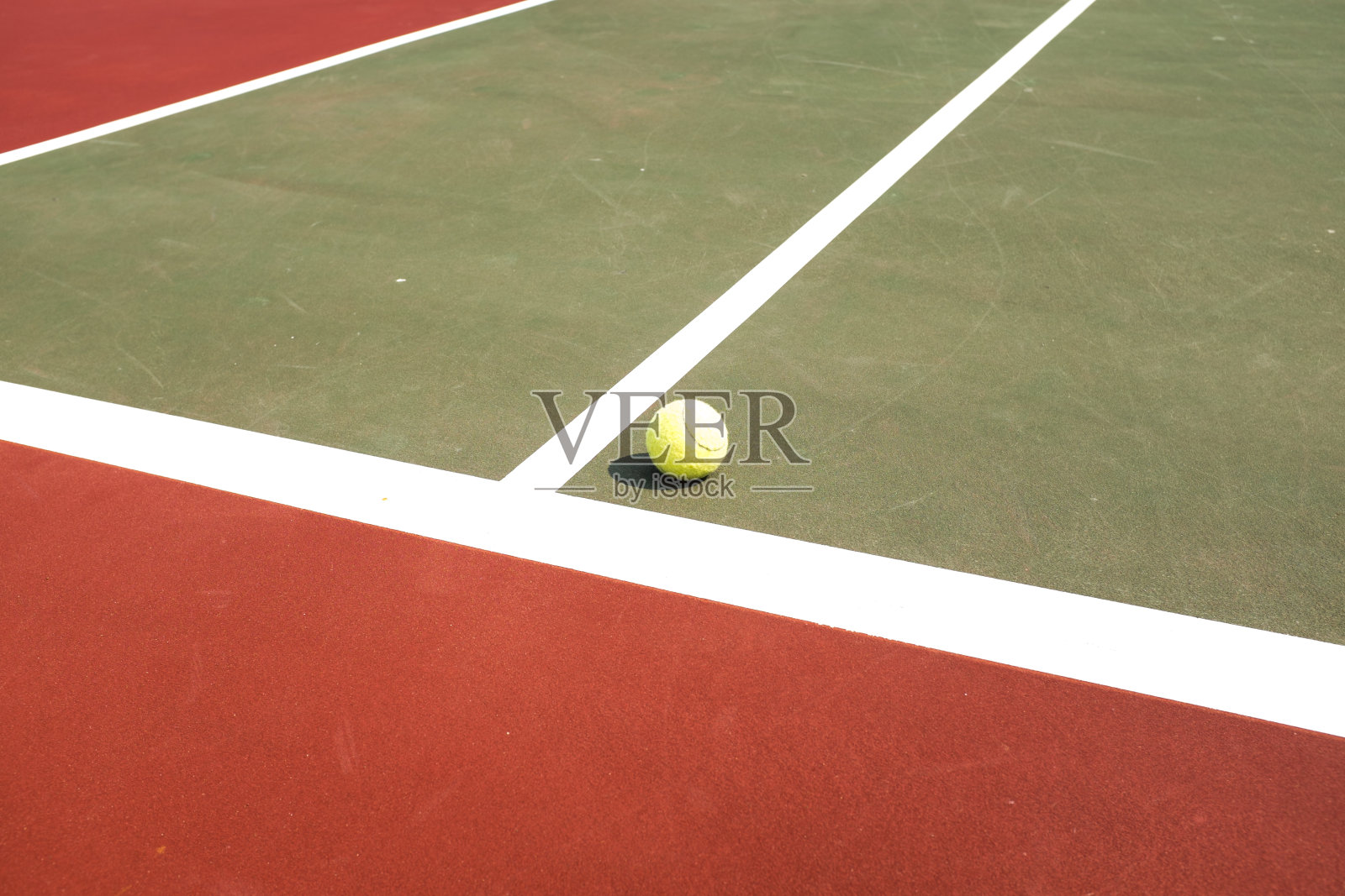 球场上的网球照片摄影图片