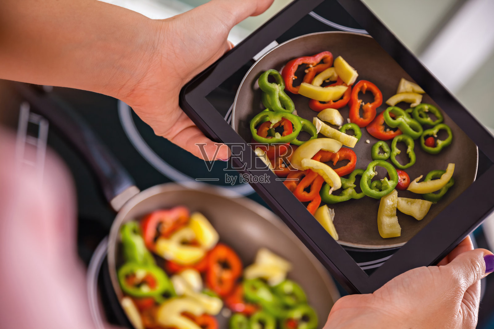 家庭主妇为健康饮食拍照照片摄影图片