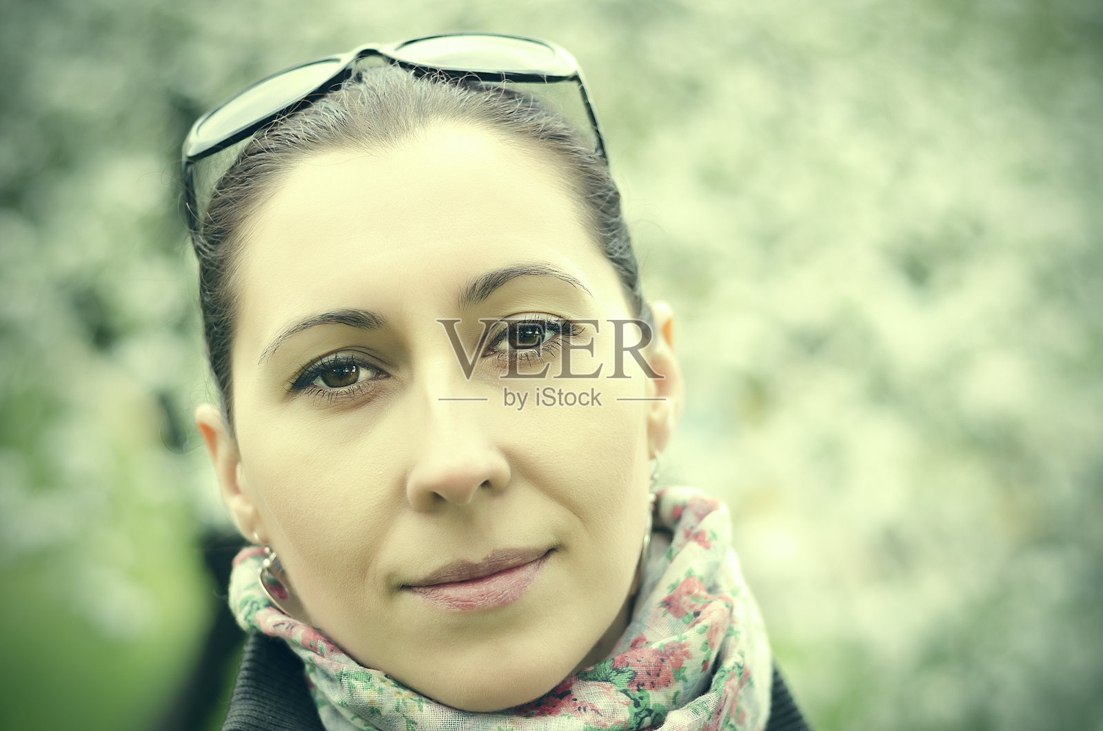 美丽的棕发女人照片摄影图片