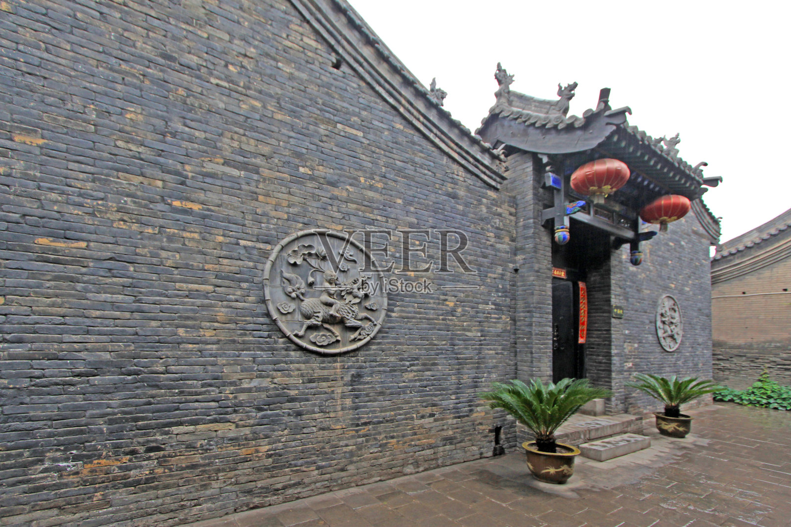 中国传统建筑风格的四合院，带有柱顶照片摄影图片