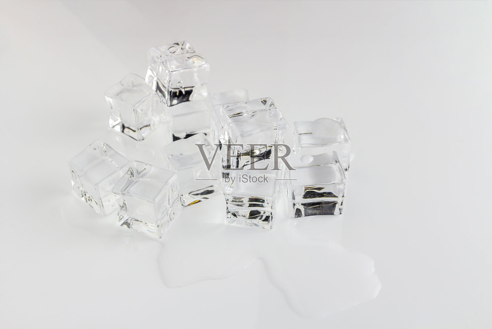 在灰色背景上孤立的一组冰块照片摄影图片