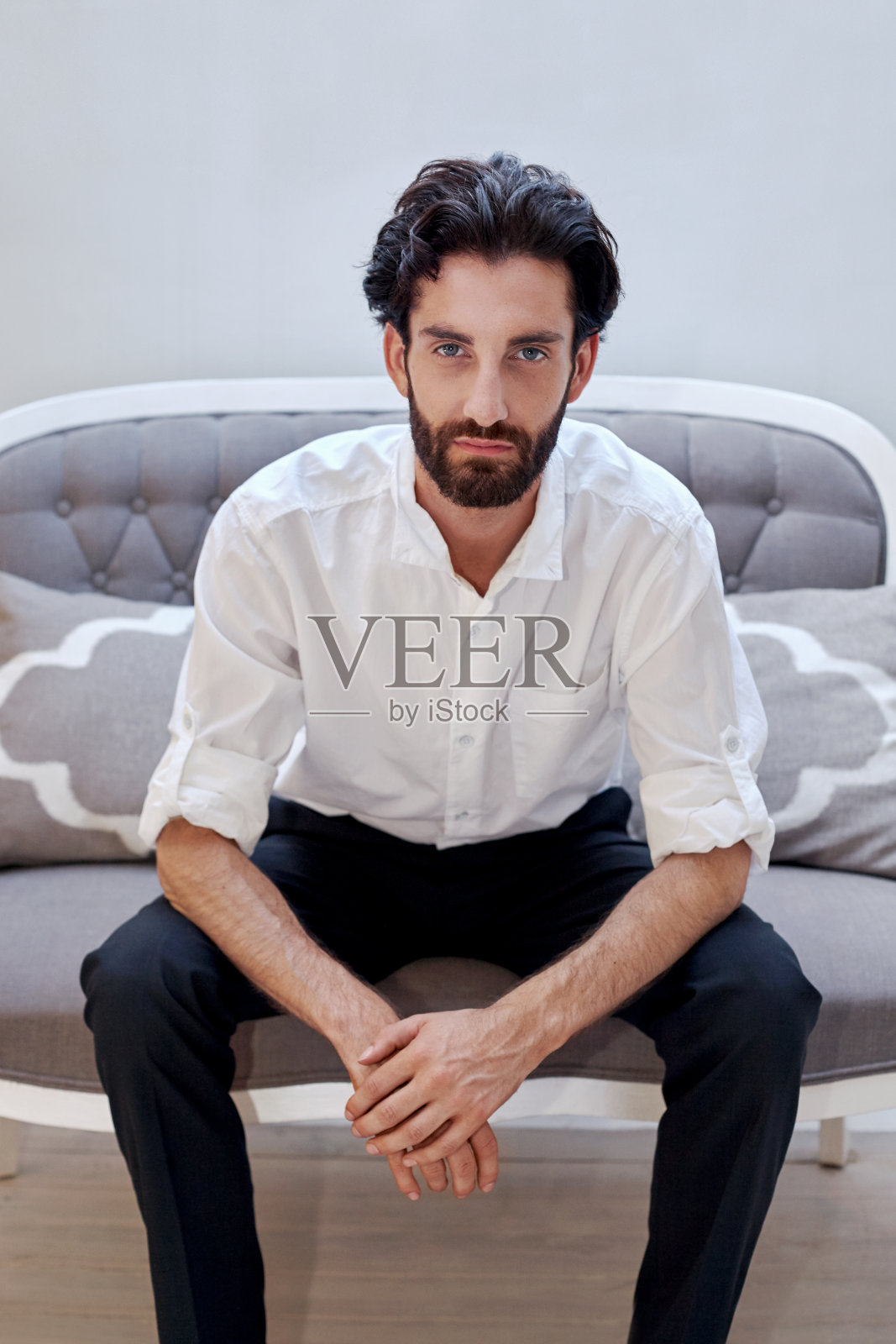 聪明帅气的男人坐着照片摄影图片