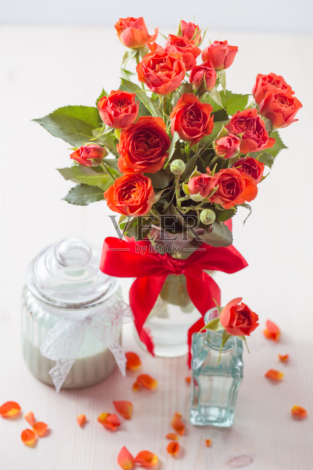 花瓶里的橙色玫瑰照片摄影图片