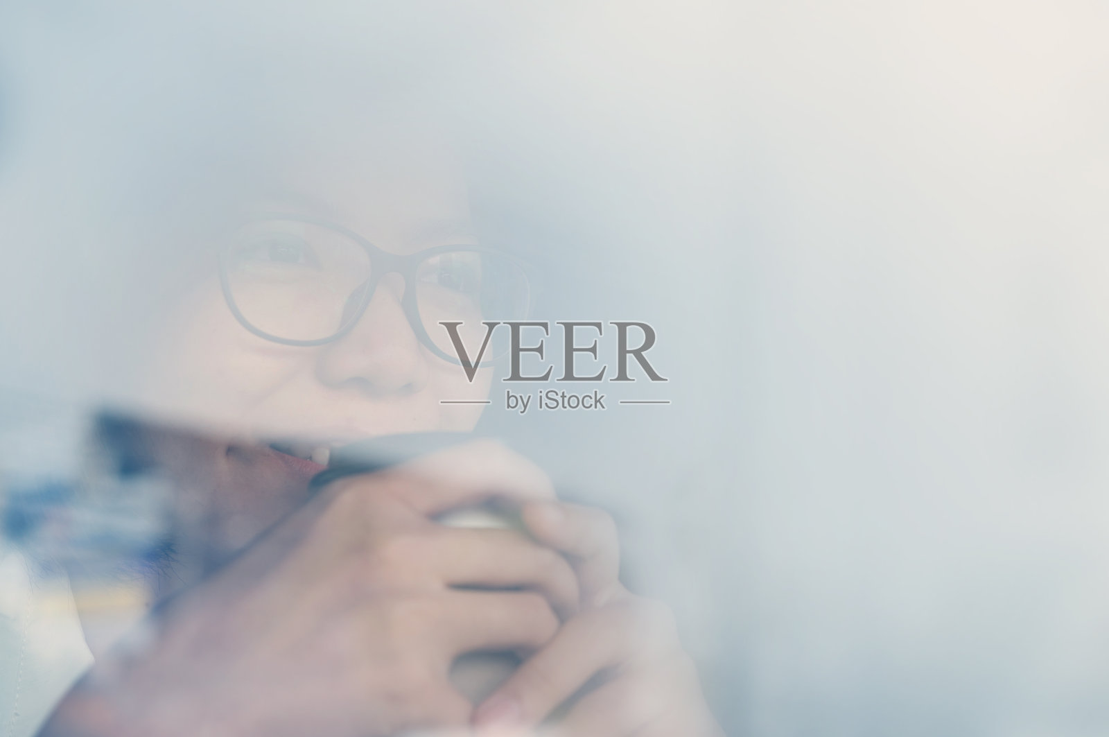 模糊的概念。放松的亚洲女人微笑与一杯咖啡。副本的空间。照片摄影图片