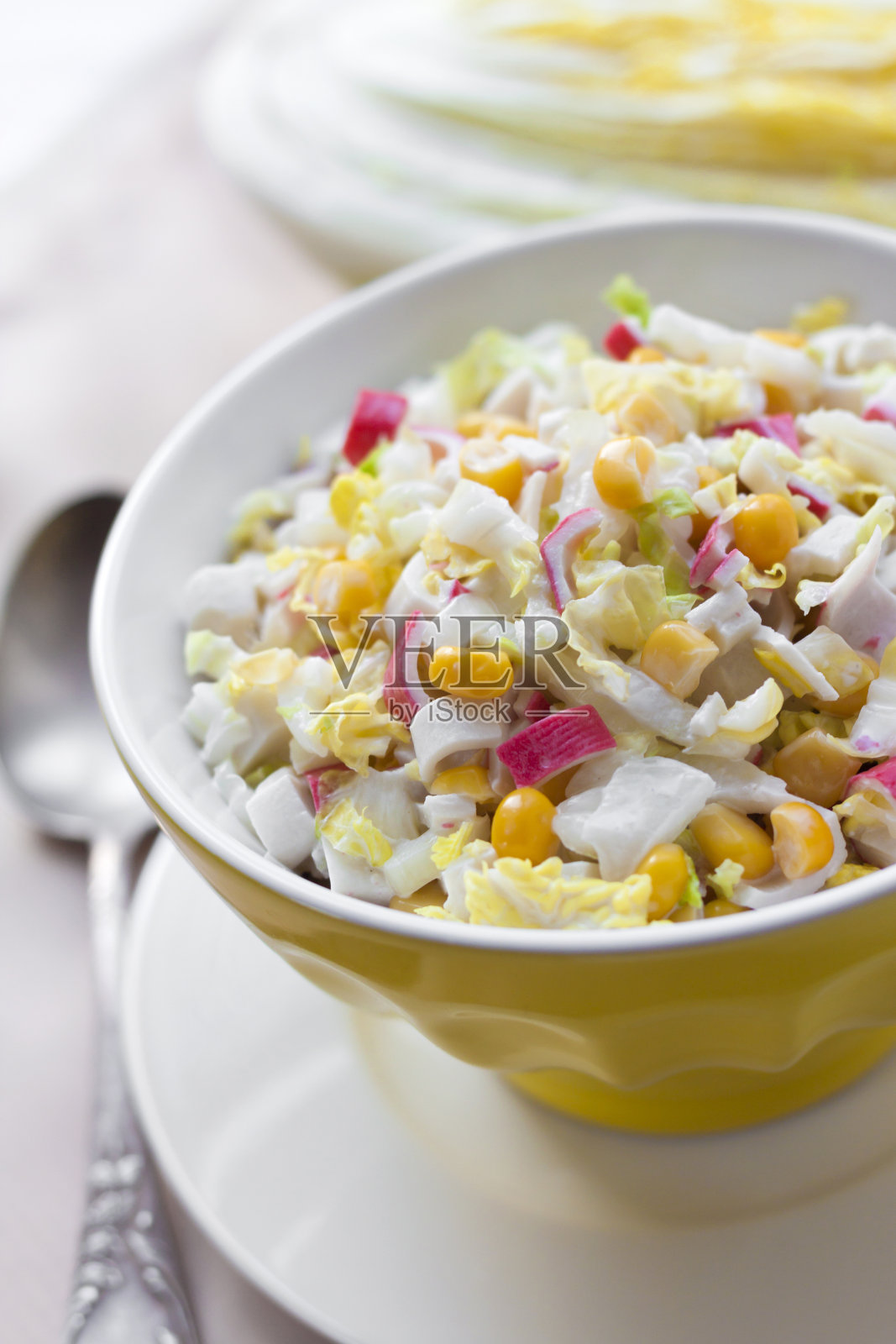 大白菜，甜玉米和鱼糜沙拉照片摄影图片