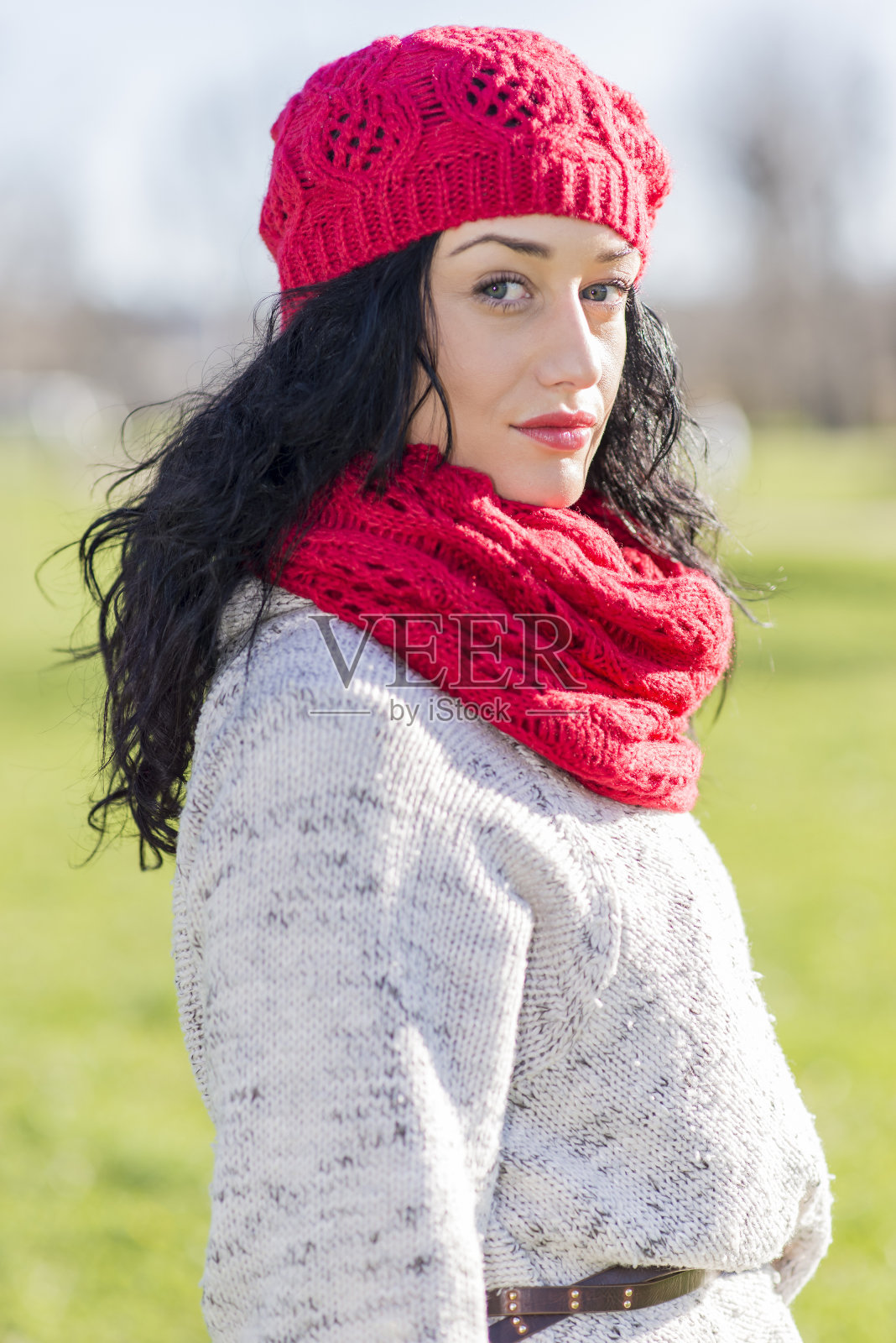 公园里的年轻女子照片摄影图片