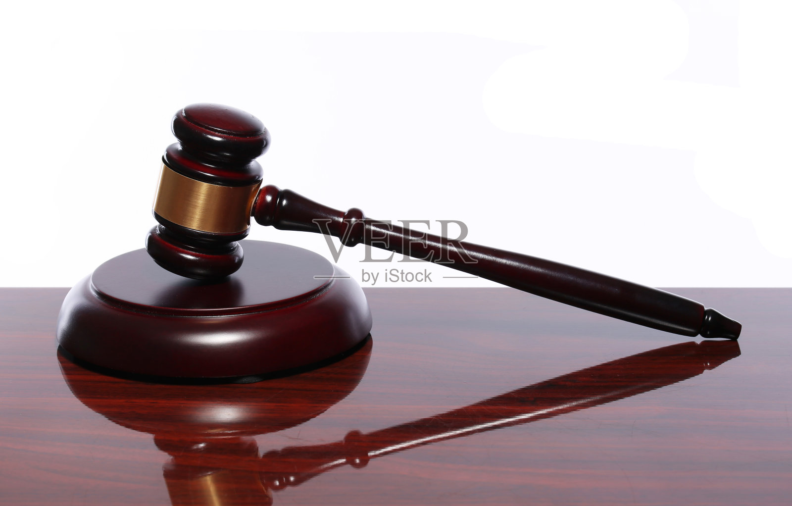 法官的小木槌和音响放在桌子上照片摄影图片