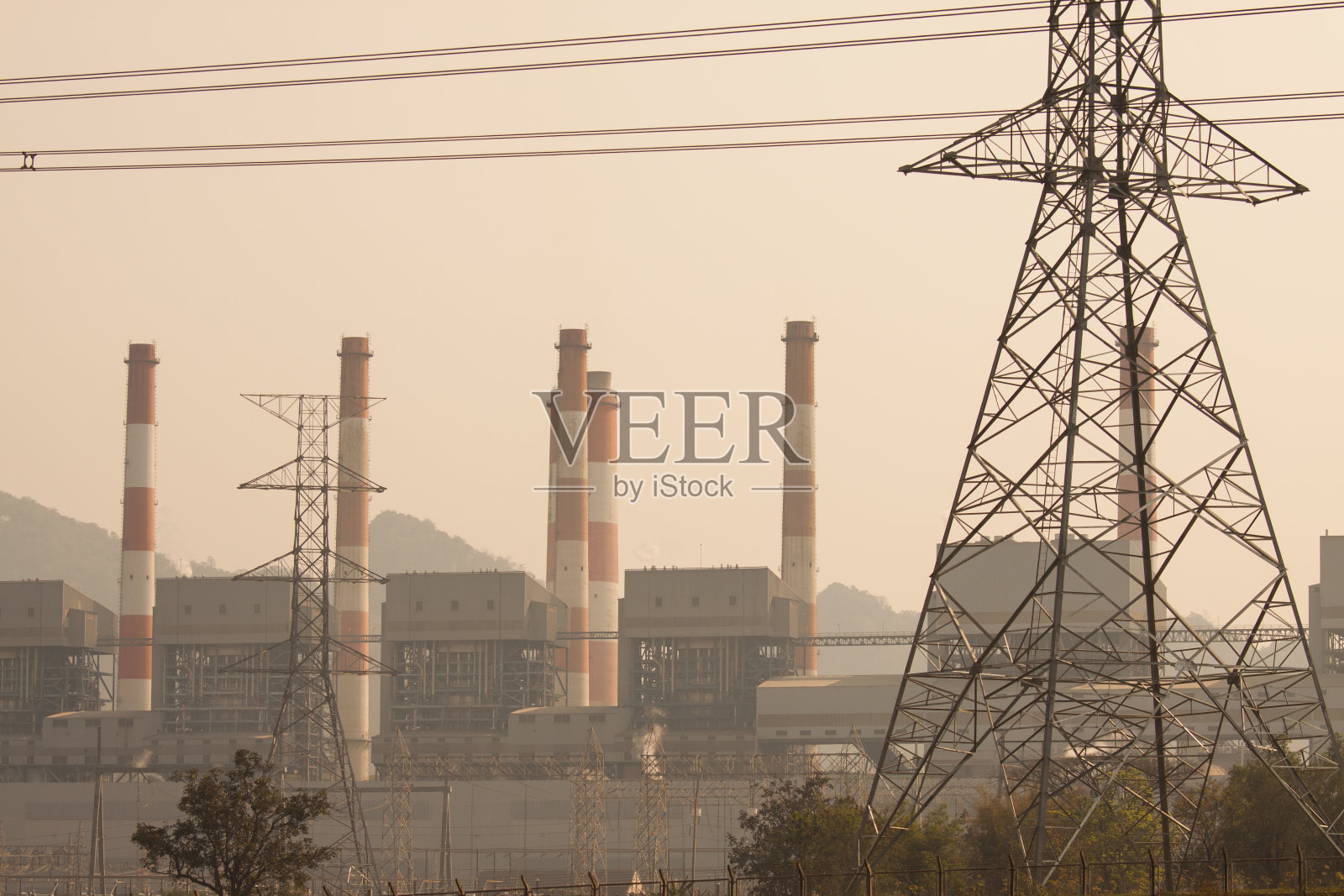 工业用的有烟囱的发电厂，是发电厂照片摄影图片