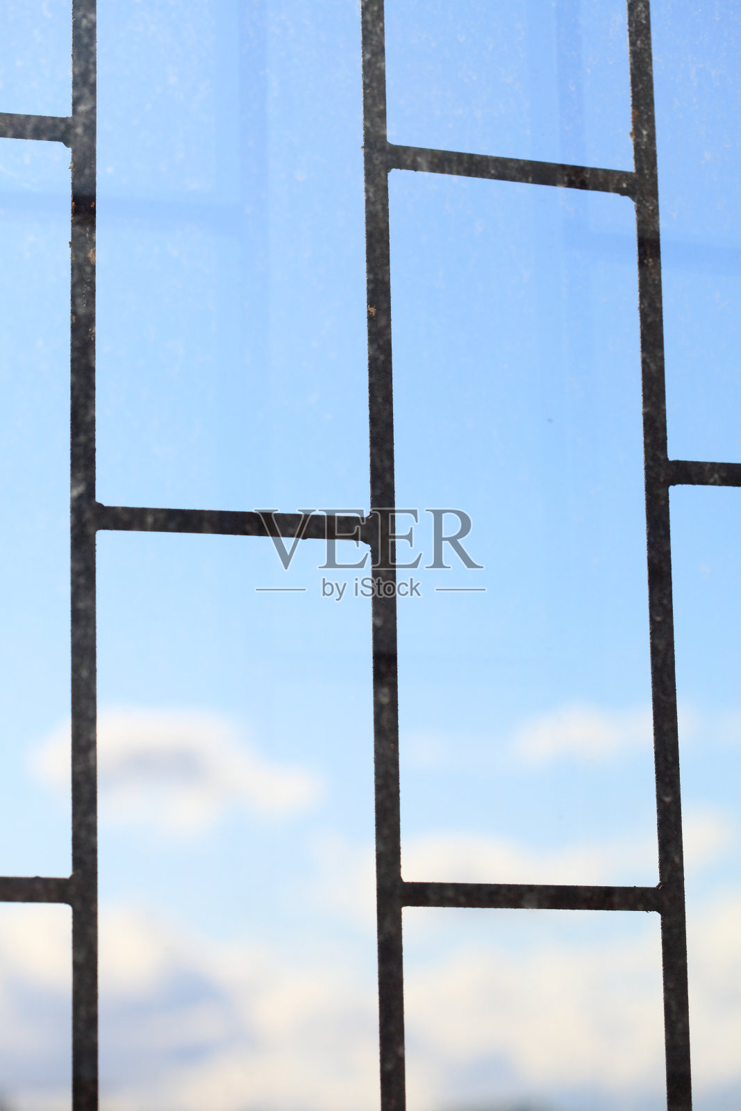 金属条伴着蓝天背景下的暴风雨，暴风雨照片摄影图片