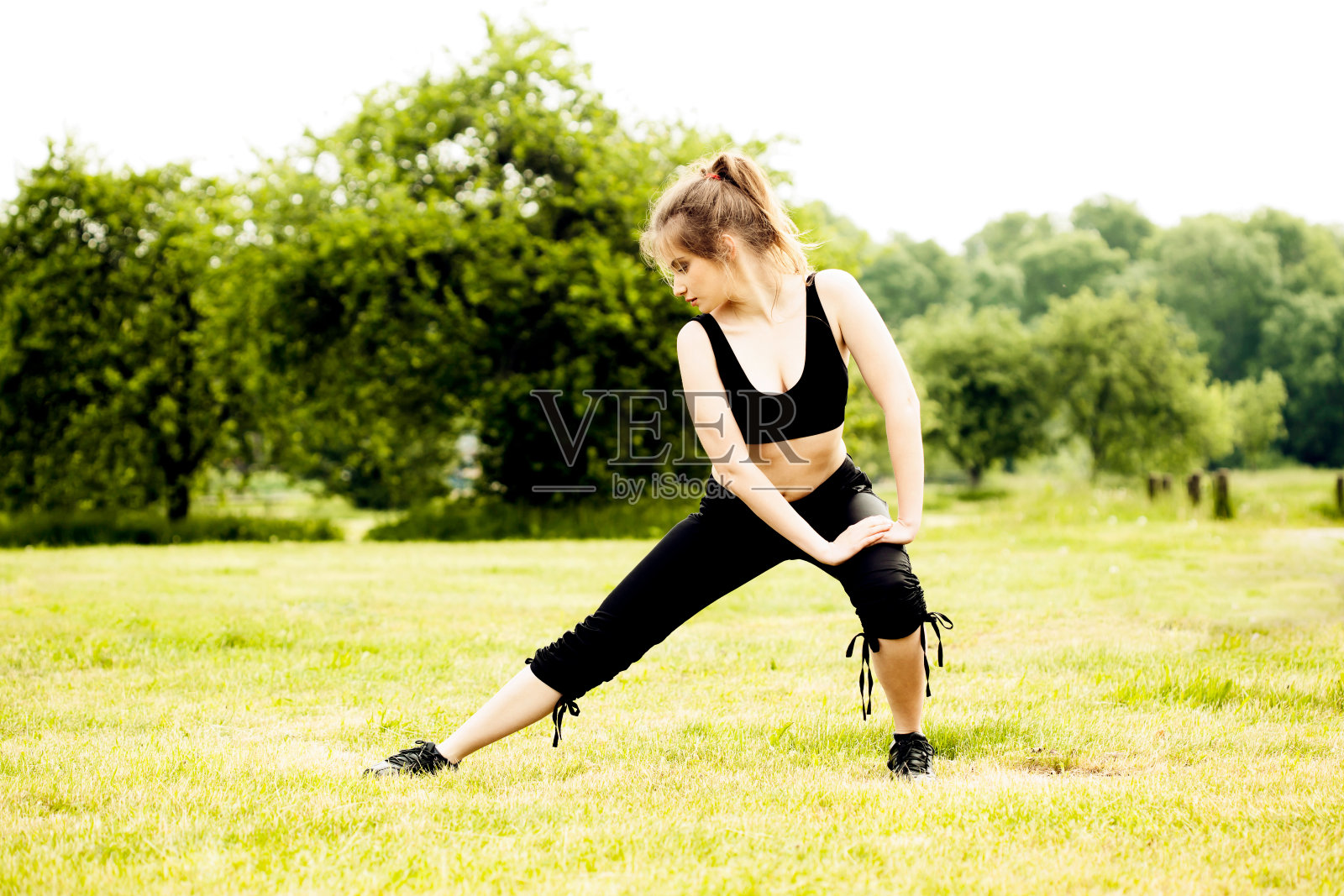 公园里的漂亮姑娘照片摄影图片