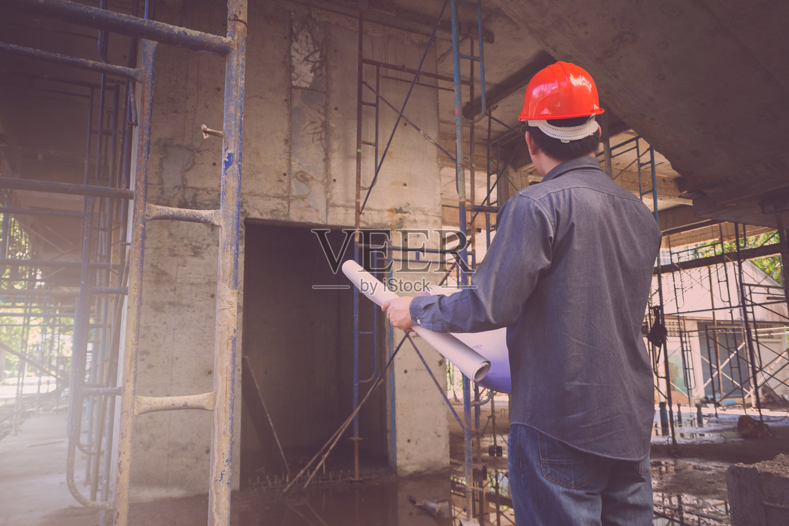 工程师和建筑师在建筑工地工作，复古效应照片摄影图片