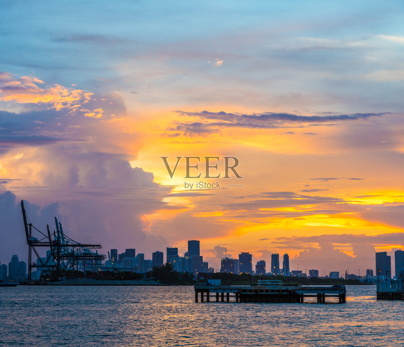 迈阿密的天际线，前景是码头照片摄影图片