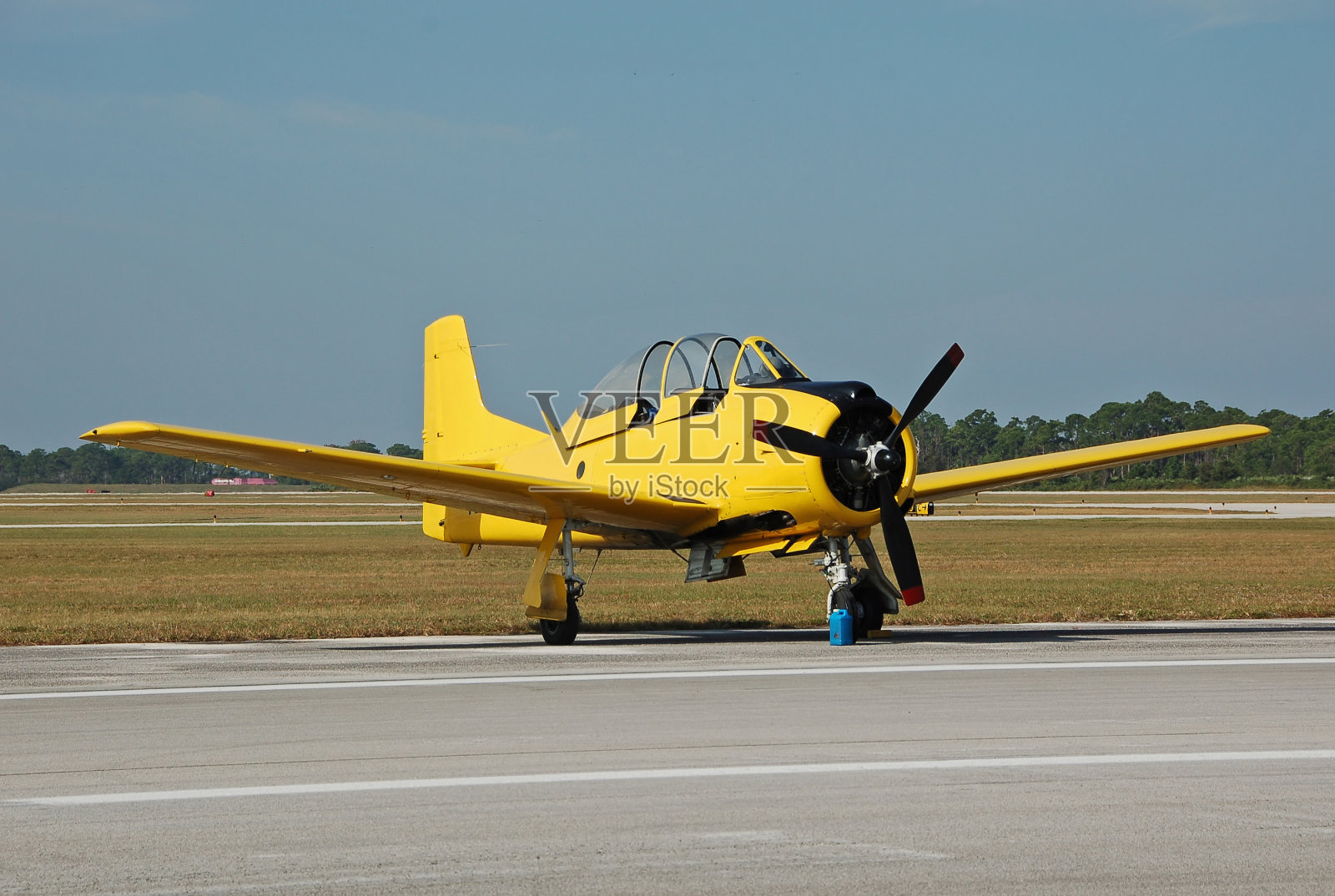 地面上有一架老式的黄色飞机照片摄影图片
