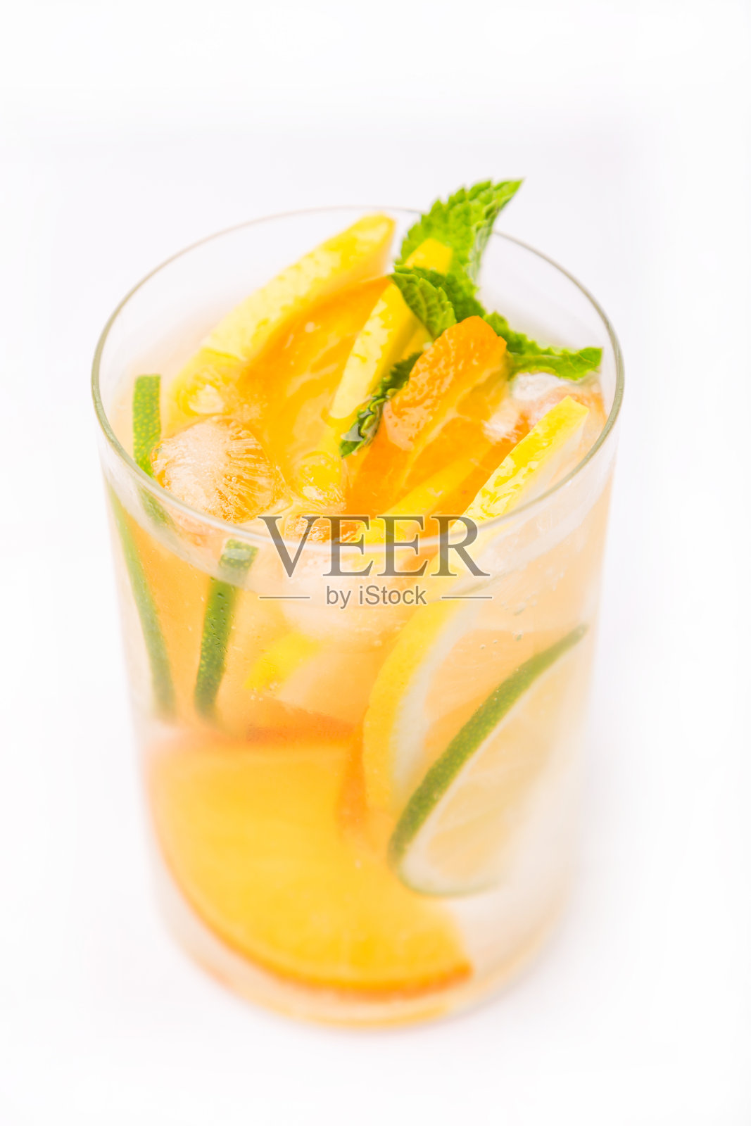新鲜冷的鸡尾酒与切片柑橘照片摄影图片