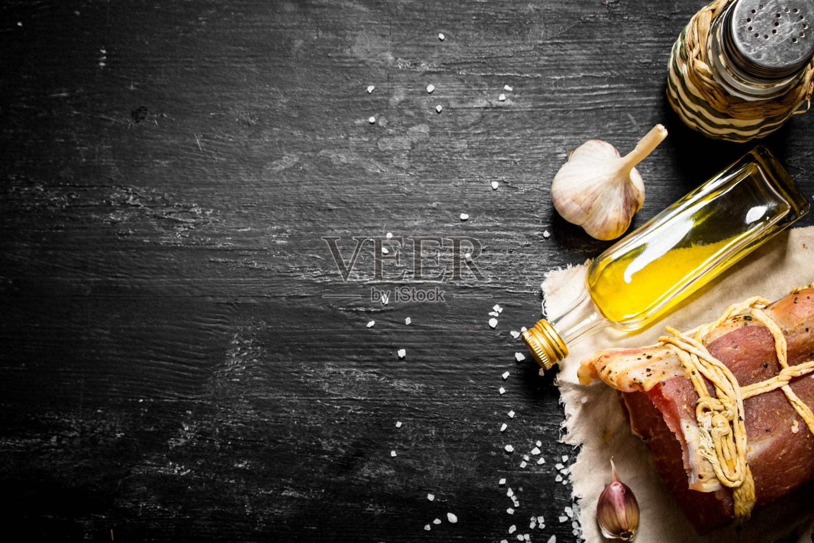 火腿片，大蒜，盐和橄榄油。照片摄影图片