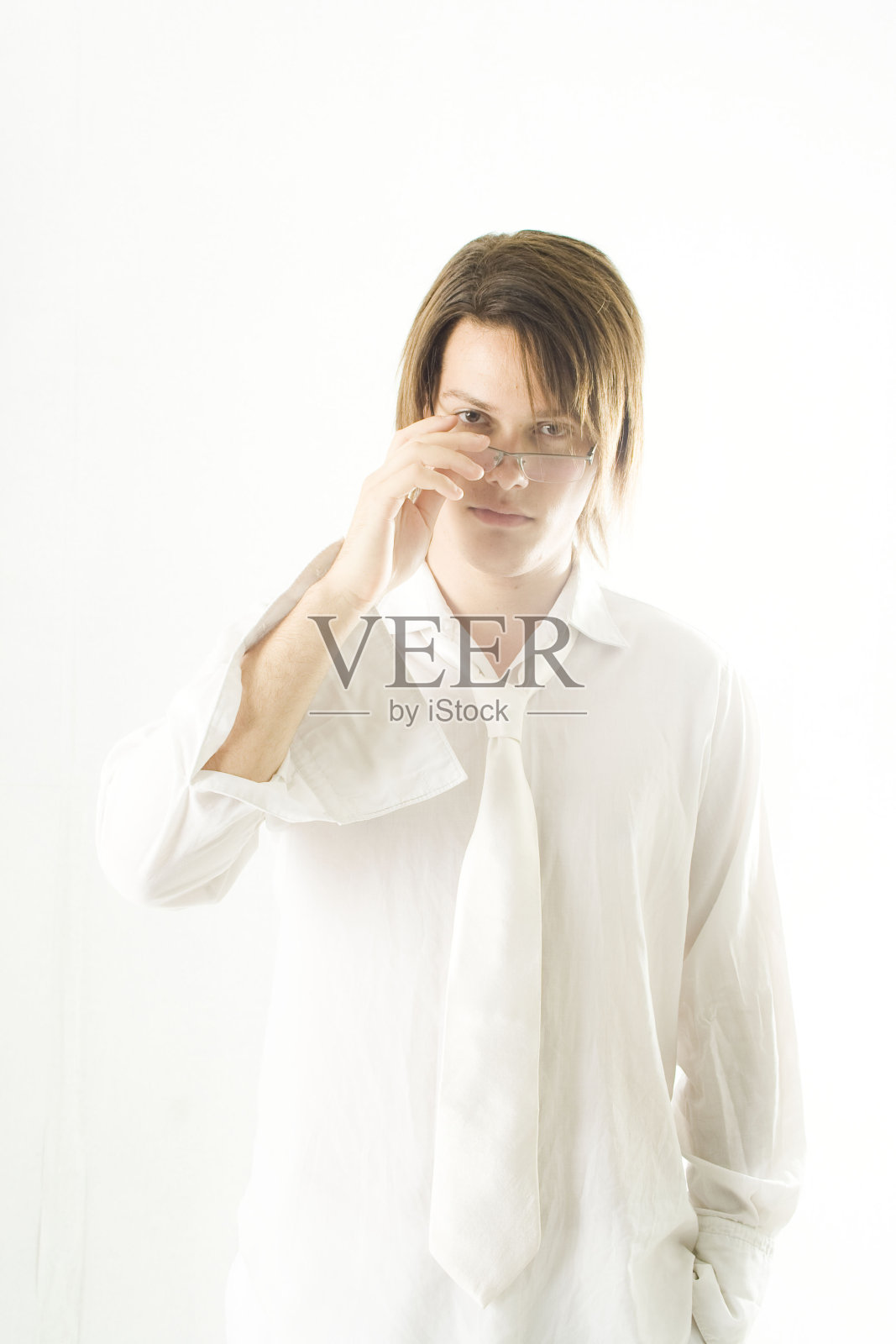 穿白衬衫打领带的帅哥照片摄影图片