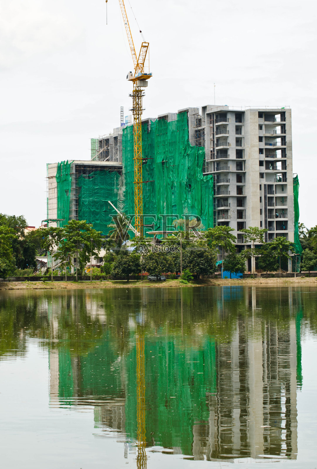 建筑起重机和建筑施工。照片摄影图片