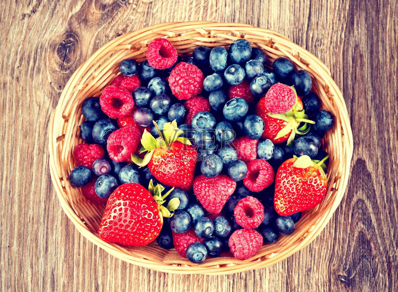 木背景上的浆果。健美的形象照片摄影图片