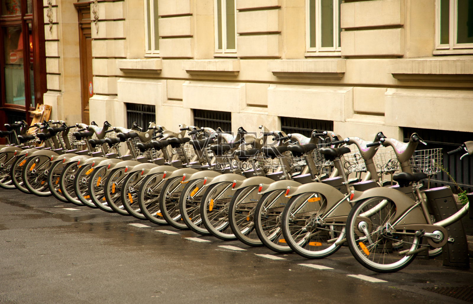 停放在巴黎的Velib自行车照片摄影图片