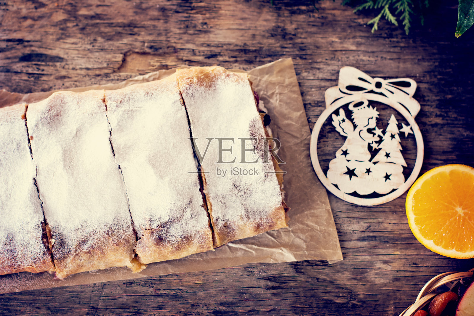 馅饼和冬季装饰。照片摄影图片