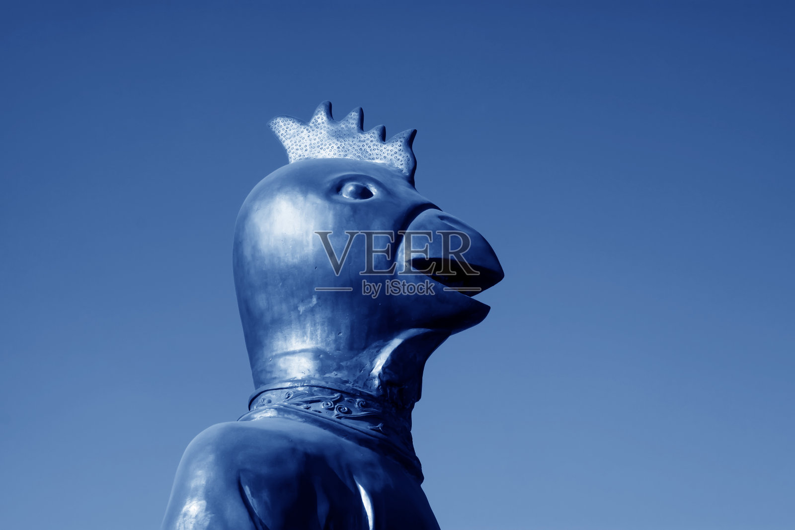 金色的雕塑在蓝色的天空照片摄影图片