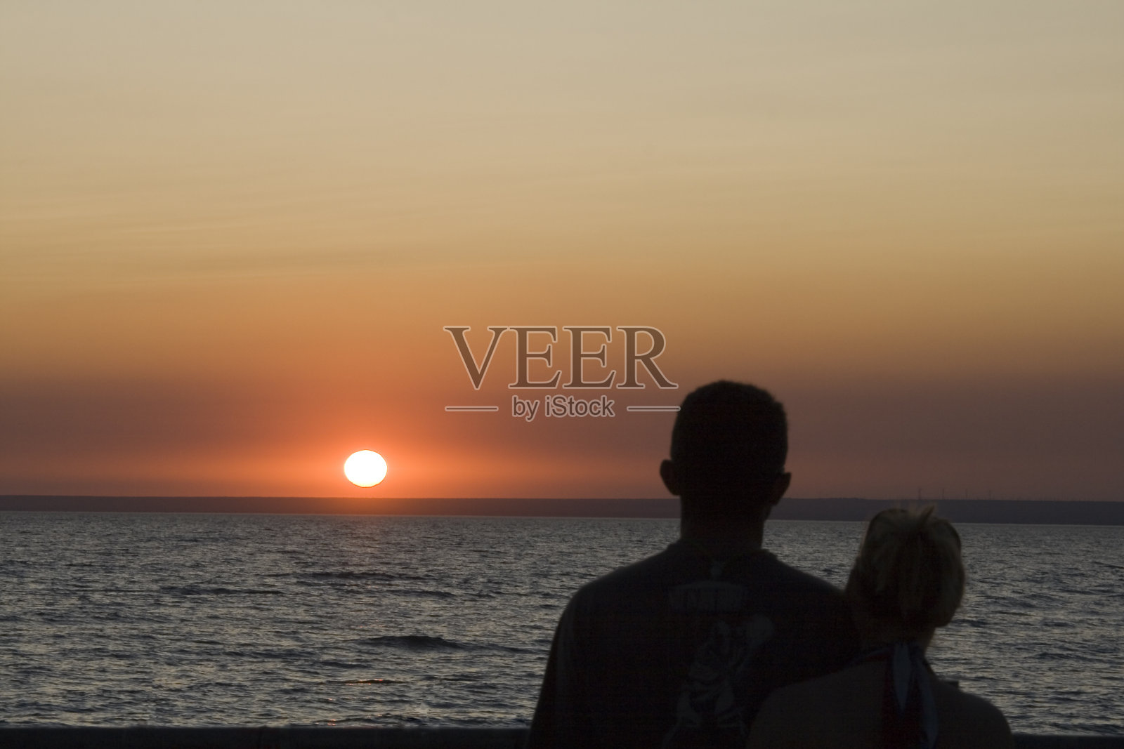 男人和女人的剪影再次日落照片摄影图片