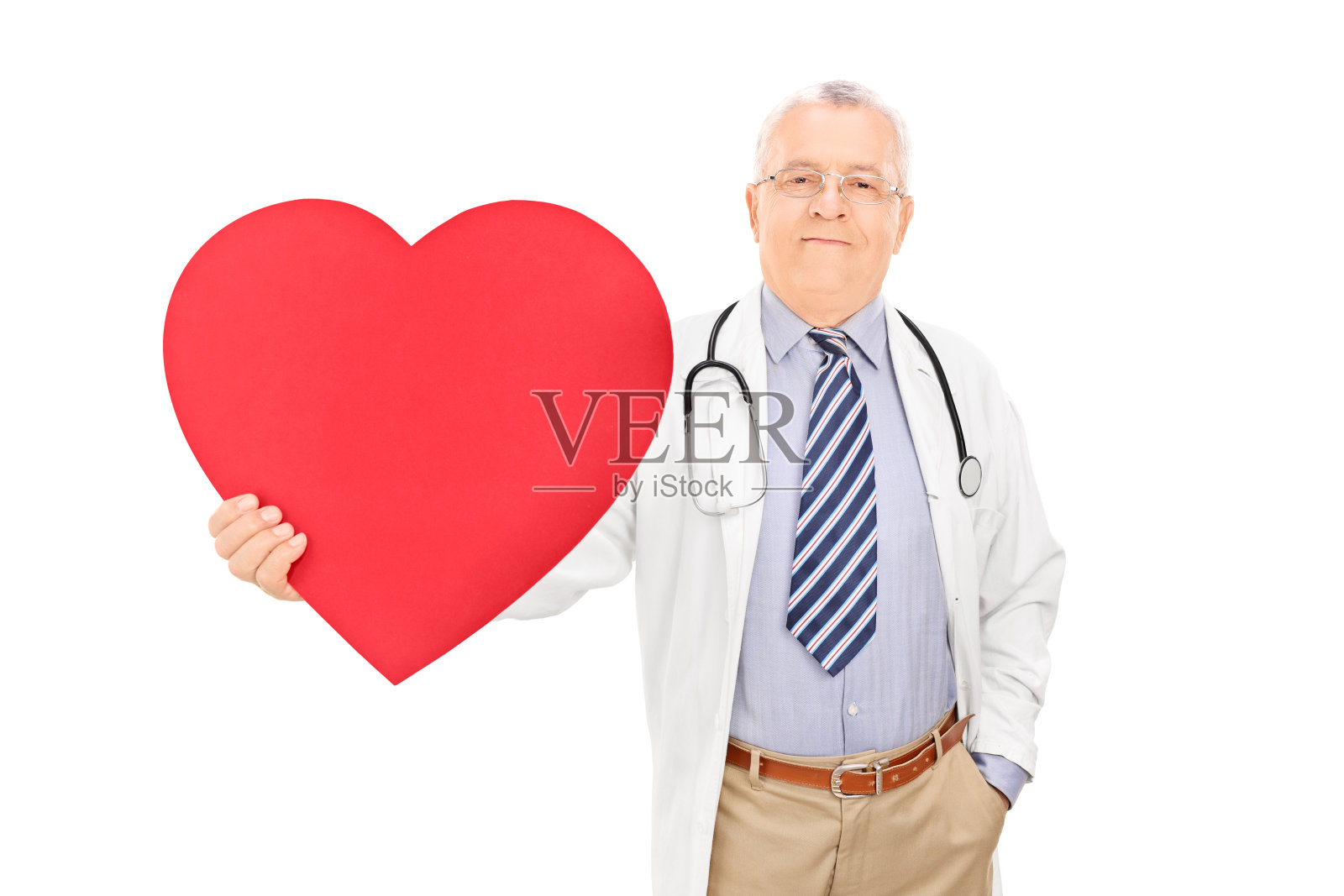 男医生拿着一颗大大的红心照片摄影图片