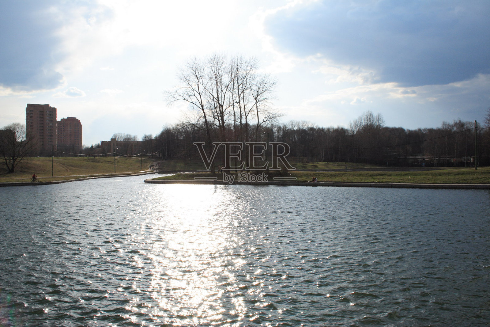 城市公园的春天照片摄影图片