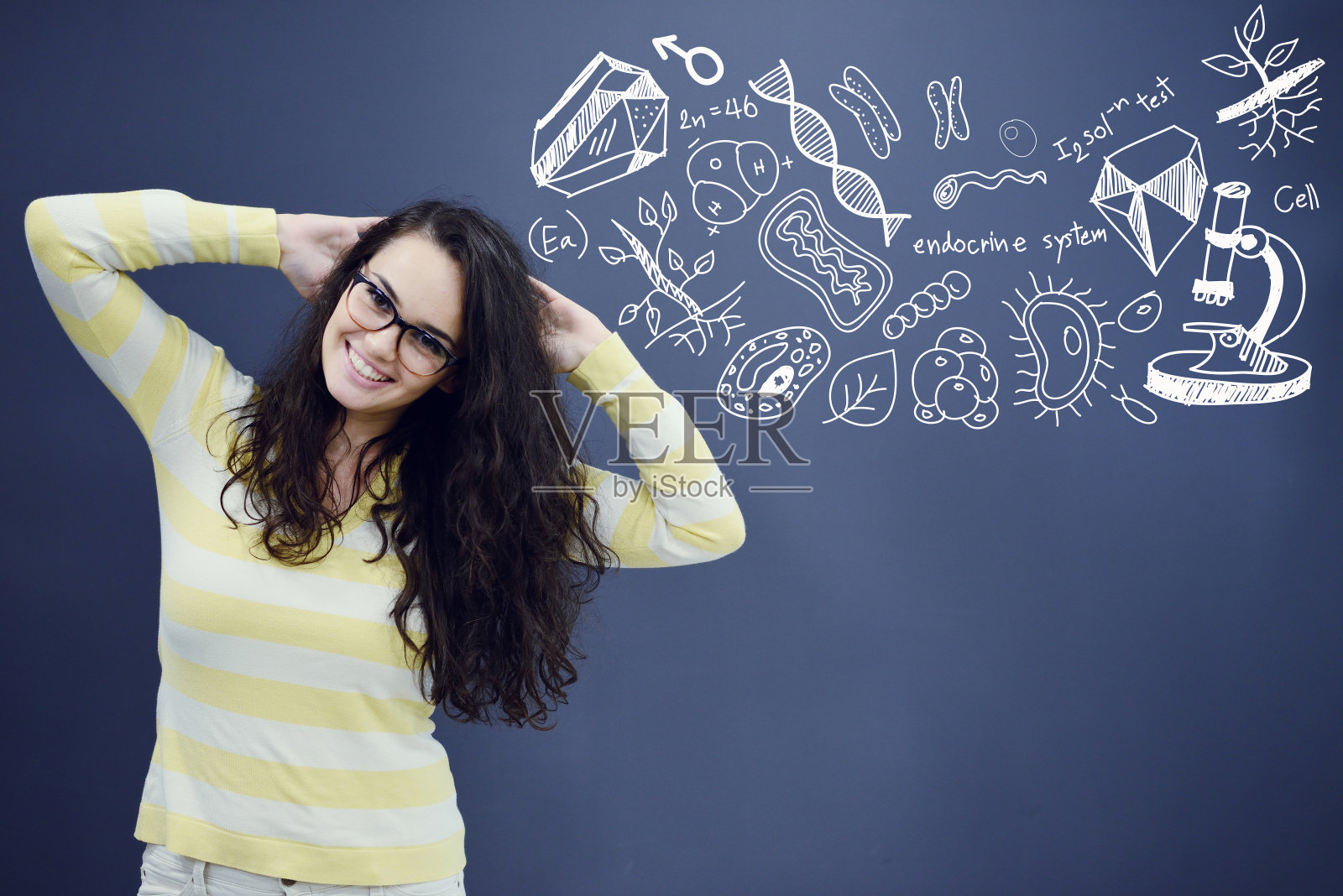 年轻微笑的女人，蓝灰色背景，生物图表。照片摄影图片