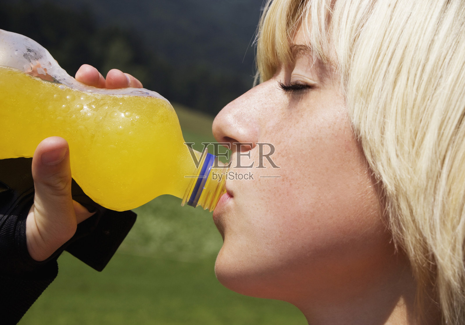 十几岁的女孩喝瓶装水照片摄影图片